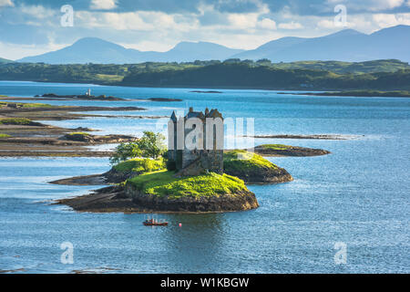 Schloss auf der Insel - Castle Stalker - eine malerische Schloss vom Wasser, 25 Meilen nördlich von Oban an der Westküste Schottlands umgeben Stockfoto