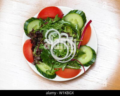 London, UK - Juni 2019 - Nahaufnahme von einem Teil der Tomate und Zwiebel Salat an Applebee's Fischrestaurant in Borough Market Stockfoto