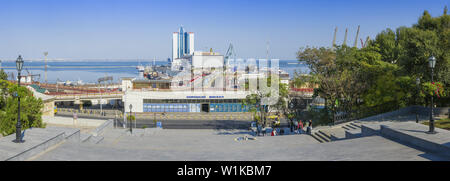 Passagierterminal und Hotel Odessa Odessa Hafen Blick von der Potemkinschen Treppe, Odessa, Ukraine, Osteuropa Stockfoto