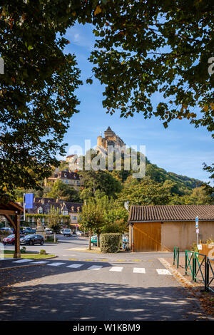 Blick auf das Schloss von Castelnaud-la-Chapelle durch Baum Blätter gerahmt Stockfoto