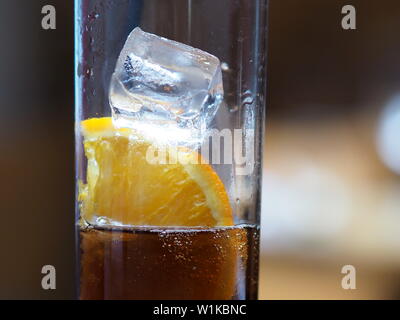 Juni 2019 - einem eisig kalten Glas Sekt alkoholfreies Getränk mit einer Scheibe Orange Stockfoto