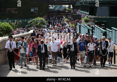 London, Großbritannien. 3. Juli 2019. Die Wimbledon Championships 2019. Die Wimbledon Championships 2019., Menschenmassen am 3. Tag der Meisterschaften, 2019 Credit: Allstar Bildarchiv/Alamy Live News Credit: Allstar Bildarchiv/Alamy Live News Credit: Allstar Bildarchiv/Alamy Live News Credit: Allstar Bildarchiv/Alamy Leben Nachrichten eingeben Stockfoto