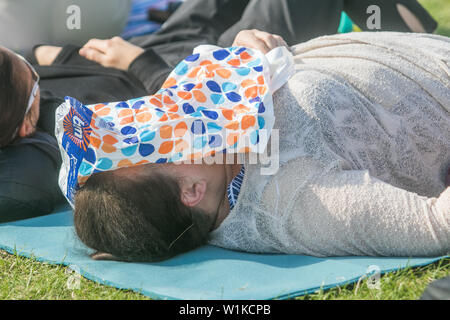 Wimbledon London, UK. 3. Juli 2019. Ein tennis Lüfterhaube den Kopf mit einer Plastiktüte während Queuing für Tickets in der Sonne außerhalb der All England Lawn Tennis und Croquet Club an Tag drei der Wimbledon Championships. Credit: Amer ghazzal/Alamy leben Nachrichten Stockfoto