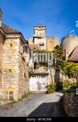 Château de Castelnaud hoch über dem Dorf von Castelnaud-la-Chapelle in der historischen Region Perigord in Frankreich Stockfoto