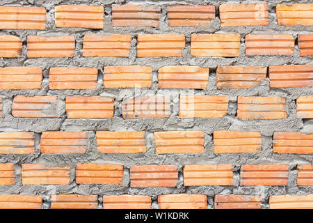 Mit einer Ziegelmauer Platte wird mit Ziegeln und Mörtel, Beton Medium der Bindemittel. Stockfoto