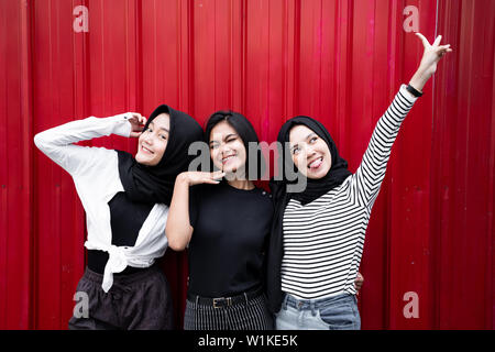 Drei Frauen, die Pose Stockfoto