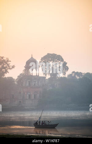 Sonnenaufgang über dem Yamuna-fluss vom Taj Mahal, Agra, Indien Stockfoto