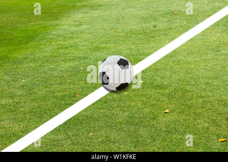Weiße Linie auf Fußball feld gras Stockfoto