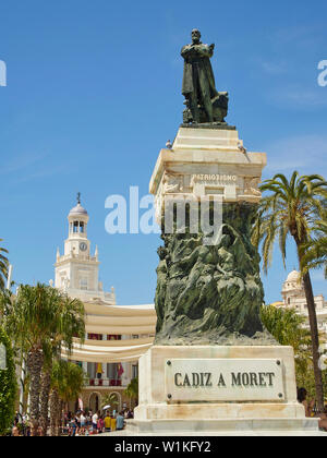 Denkmal für die Politiker Segismundo Moret mit der Cadiz Rathaus im Hintergrund. San Juan de Dios Square wie La Corredera, Cadiz bekannt. Spanien. Stockfoto