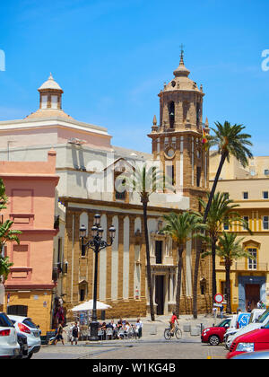 Cadiz, Spanien - Juni 22., 2019. Principal Fassade der Iglesia de Santiago Kirche an der Plaza de la Catedral entfernt. Cadiz. Andalusien, Spanien. Stockfoto