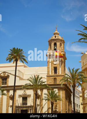 Principal Fassade der Iglesia de Santiago Kirche an der Plaza de la Catedral entfernt. Cadiz. Andalusien, Spanien. Stockfoto