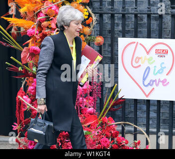 Bild zeigt: Mai Stolz PM Theresa May Blätter Nummer 10 Downing Street heute auf ihrem Weg zu PMQs 3.7.19 Es wurde ein Bogen von Blumen zu Gay Pri feiern Stockfoto