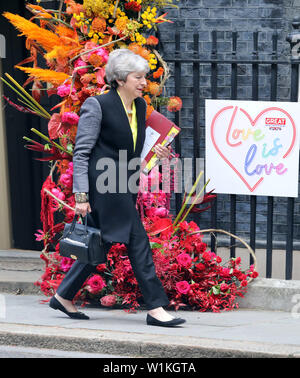 Bild zeigt: Mai Stolz PM Theresa May Blätter Nummer 10 Downing Street heute auf ihrem Weg zu PMQs 3.7.19 Es wurde ein Bogen von Blumen zu Gay Pri feiern Stockfoto