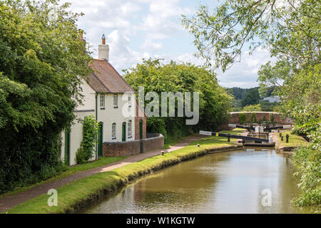 Canal cottage am Worcester und Birmingham Canal in der Nähe von Stoke Pound, Worcestershire, England, Großbritannien Stockfoto