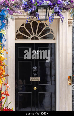 London, Großbritannien. 3. Juli 2019. Vordere Tür der 10 Downing Street, London mit LGBT Blumenschau Credit Ian Davidson/Alamy leben Nachrichten Stockfoto