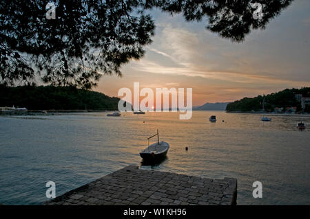 Die Sonne auf der ruhigen Adria Hafen in Cavtat, Kroatien. Stockfoto