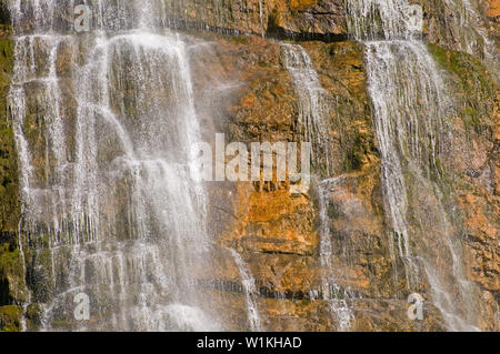 Wasserkaskaden über die Felsen an der Bridal Veil Falls in der Nähe von Provo, Utah in den Wasatch Mountains. Stockfoto