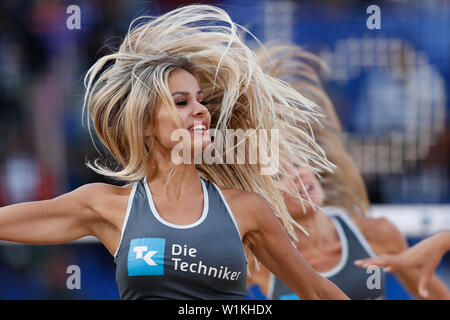 1 Juli 2019 Hamburg, Deutschland Wm Beachvolleyball WK Beachvolleybal 2019 - Dag 1 - Hamburg - Deutschland L-R Cheerleadern, Techniker Sterben Stockfoto