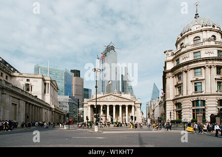 Bank in der Londoner City, UK, mit Fußgängern und der Bank von enlgand im Zentrum Stockfoto