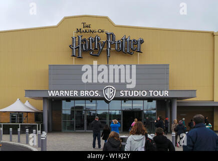 Leavesden, Großbritannien - 27 April 2013: Der Zutritt zu Warner Brothers Studio Tour, auch als Harry Potter Welt bekannt, aus Süden Weg Stockfoto