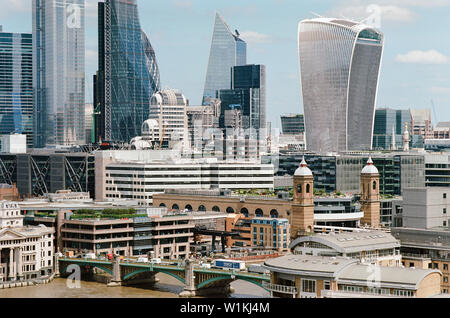 Die City von London gesehen von der Oberseite der Tate Modern Gallery, London Bridge, Cannon Street Station und das Walkie Talkie Turm Stockfoto