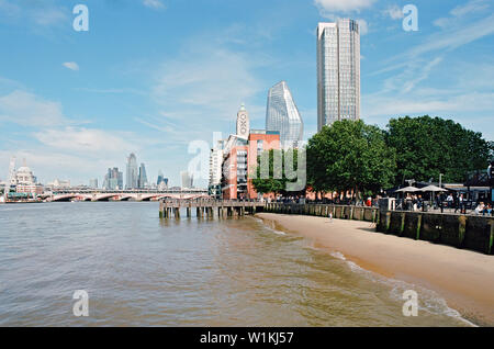 Der South Bank der Themse im Zentrum von London, auf der Suche nach Osten in Richtung der Oxo Tower, dem South Bank Tower, eines Blackfriars und der Stadt Stockfoto