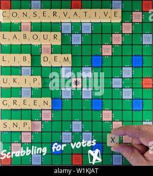 Reading, Großbritannien - 02.Mai 2015: Ein Bild zur Veranschaulichung der Abstimmung Beschluss in einem britischen Wahlen über die Mattel Spiel Scrabble Stockfoto