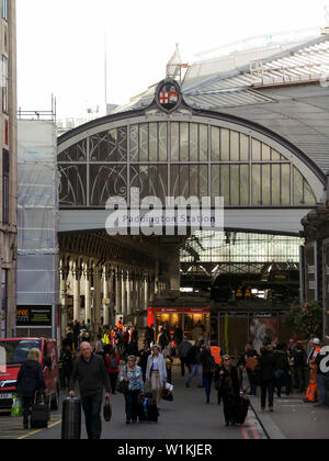 London, Großbritannien, Oktober 06, 2015: Pendler verlassen Bahnhof Paddington Station auf die Praed Street Stockfoto