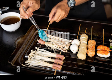 Menschliche Hände cook gedünstet Essen Stockfoto