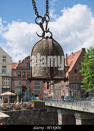 Balance Gewicht für das Trimmen der Kran am Fluss Ilmenau im Hafen von Lüneburg. Stockfoto