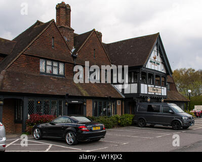Camberley, Großbritannien - 13 April 2019: Der Eingang zum Greene King Pub und Restaurant der Ely auf der A 30 London Road Stockfoto