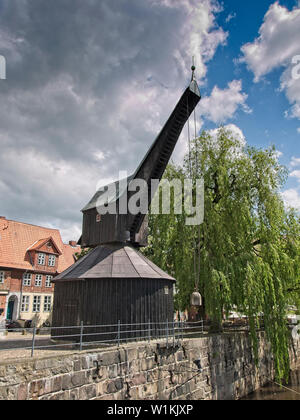 Alte Kran (Alter Kran) am Fluss Ilmenau im Hafen von Lüneburg. Stockfoto