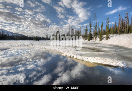 Morgen Wolken reflektieren im offenen Wasser am Pass See entlang der Mirror Lake Highway in Utah High Uintahs in der Uinta-Wasatch-Cache National Forest. (C) Stockfoto