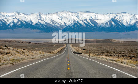 Nicht eine Seele in Sicht auf uns 50, der einsamsten Highway, nach Osten in Richtung Austin, Nevada und den hoch aufragenden Toiyabe Bereich. (C) 217 Tom Kelly Stockfoto