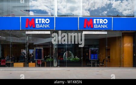Swindon, Großbritannien - 04 Mai 2019: Die Fassade der Metro Bank Filiale in der Regent Street Stockfoto