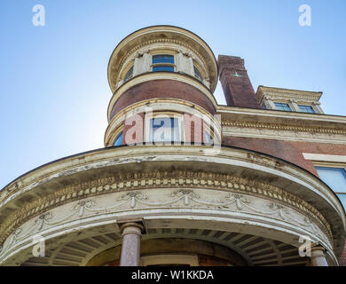 Gewölbte Veranda und Erker auf ein stattliches Haus in Paducah Kentucky USA. Stockfoto