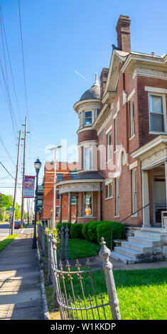 Gewölbte Veranda und Erker auf ein stattliches Haus in Paducah Kentucky USA. Stockfoto