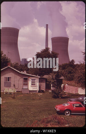 Wasserkühlung TÜRME DER JOHN AMOS KRAFTWERK WEBSTUHL ÜBER POCA, WV, Haus, AUF DER ANDEREN SEITE IST DER KANAWHA RIVER ZWEI DER TÜRME EMITTIEREN GROSSE WOLKEN VON DAMPF Stockfoto