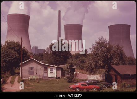 Wasserkühlung TÜRME DER JOHN AMOS KRAFTWERK WEBSTUHL ÜBER POCA, WV, Haus, AUF DER ANDEREN SEITE IST DER KANAWHA RIVER ZWEI DER TÜRME EMITTIEREN GROSSE WOLKEN VON DAMPF Stockfoto