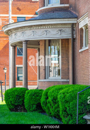 Gewölbte Veranda und Erker auf ein stattliches Haus in Paducah Kentucky USA. Stockfoto