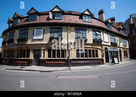 Oxford, Großbritannien, 29. Juni 2019: Die Fassade des Red Lion Pub aus Gloucester Straße Stockfoto