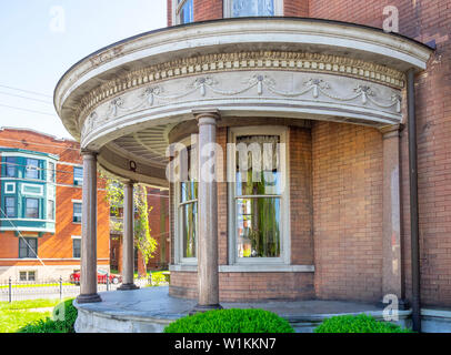 Gewölbte Veranda und Erker auf ein stattliches Haus in Paducah Kentucky USA. Stockfoto