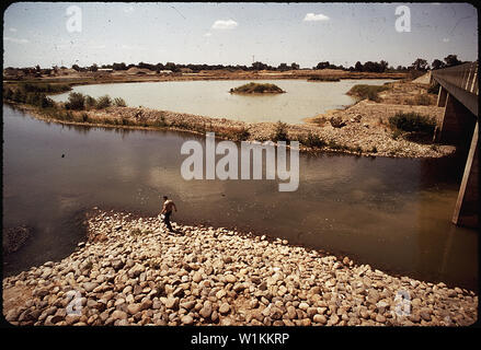 Wasserverschmutzung vom KIESWERK STROMAUFWÄRTS; Allgemeine Hinweise: Merced County, Kalifornien, 1972. Stockfoto