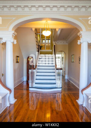 Reich verzierte hölzerne Treppe im historischen Anderson-Smith Haus nun die Whitehaven Welcome Center Center Paducah Kentucky USA. Stockfoto