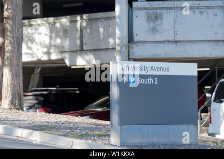 Ein Weg und Beschilderung an der Macquarie University in Sydney, Australien Stockfoto