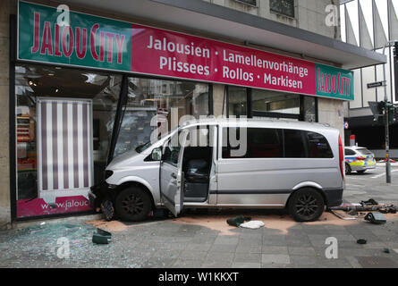 03 Juli 2019, Nordrhein-Westfalen, Düsseldorf: Ein Auto steht in einem Schaufenster nach einem Unfall in Düsseldorf. Aus unbekannten Gründen so weit, das Auto in der Innenstadt von der Straße weg und in einem Schaufenster angetrieben. Foto: Martin Gerten/dpa Stockfoto