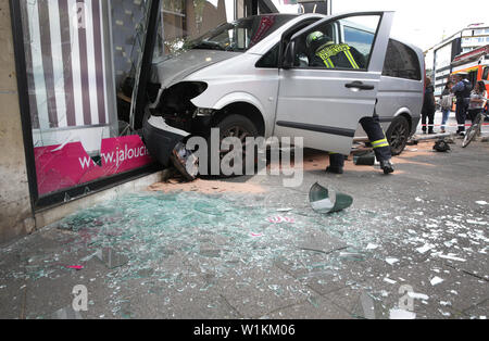 03 Juli 2019, Nordrhein-Westfalen, Düsseldorf: Ein Auto steht in einem Schaufenster nach einem Unfall in Düsseldorf. Aus unbekannten Gründen so weit, das Auto in der Innenstadt von der Straße weg und in einem Schaufenster angetrieben. Foto: Martin Gerten/dpa Stockfoto