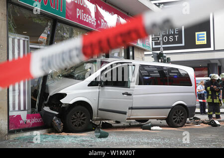03 Juli 2019, Nordrhein-Westfalen, Düsseldorf: Ein Auto steht in einem Schaufenster nach einem Unfall in Düsseldorf. Aus unbekannten Gründen so weit, das Auto in der Innenstadt von der Straße weg und in einem Schaufenster angetrieben. Foto: Martin Gerten/dpa Stockfoto