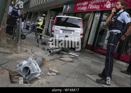 03 Juli 2019, Nordrhein-Westfalen, Düsseldorf: Ein Auto steht in einem Schaufenster nach einem Unfall in Düsseldorf. Aus unbekannten Gründen so weit, das Auto in der Innenstadt von der Straße weg und in einem Schaufenster angetrieben. Foto: Martin Gerten/dpa - ACHTUNG: Indikator pixelated war aus rechtlichen Gründen Stockfoto