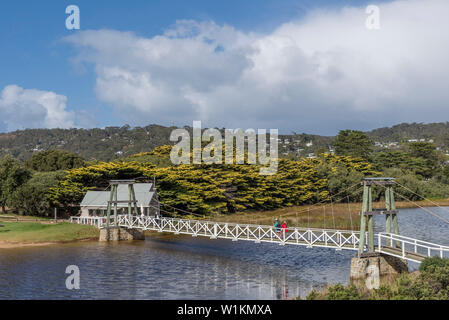 Von Lorne schöne Swing Bridge an einem sonnigen Tag, Great Ocean Road, Australien Stockfoto